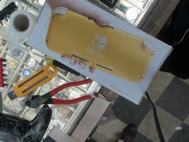 Switch lite av box