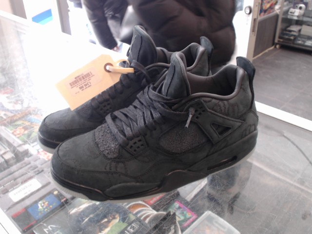 Black kaws jordan 4 sz:10.5 no box(vnds)
