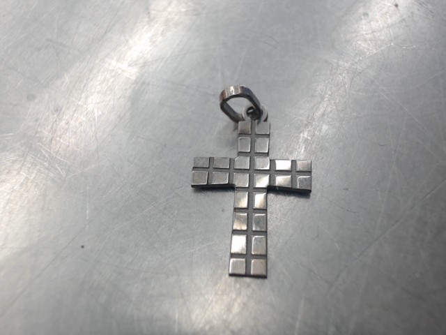 Breloque en forme de croix en argen 9.25