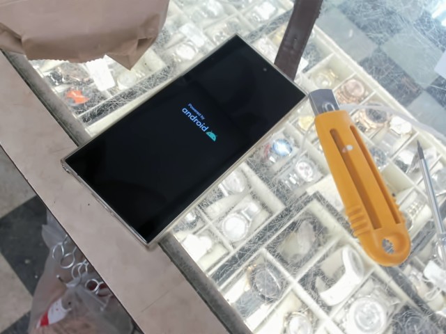 Cellulaire jaune fake