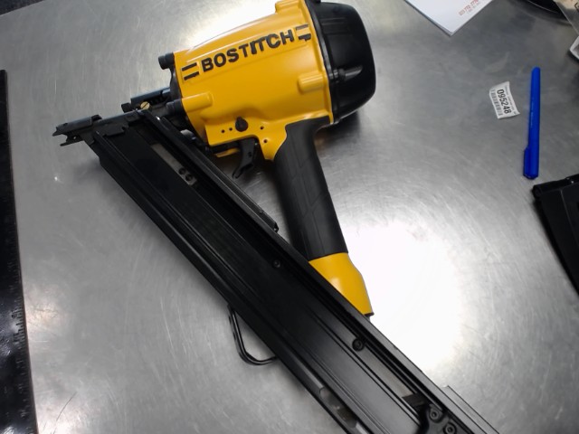 Nailgun jaune et noir