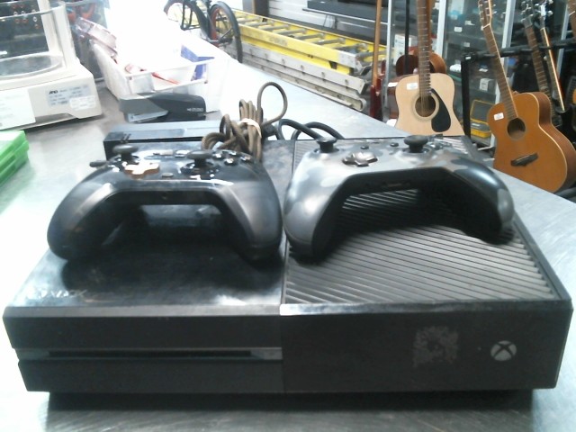 Xbox one first gen avec 2 manettes
