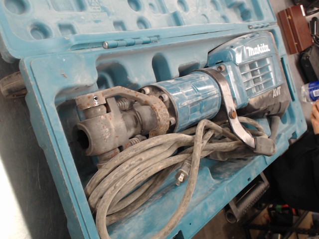 Marteau de demolition makita dans coffre