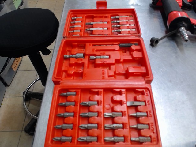 Coffre rouge avec piece