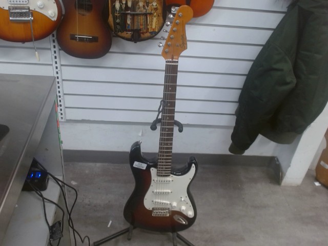 Fender squier stratocaster in hard case