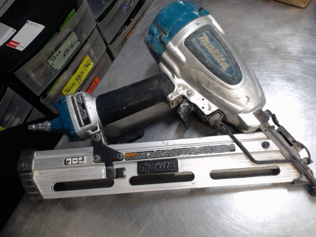 Cloueuse a air makita
