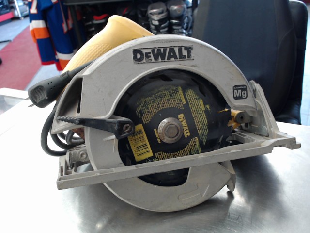 Scie circulaire dewalt deja emmenee