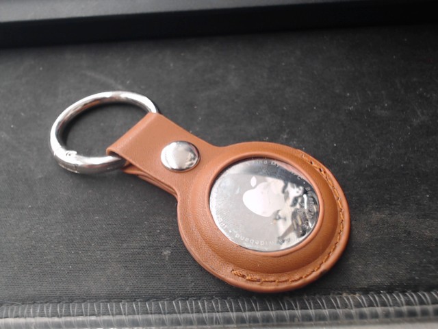 Airtag dans etuie marron avec clip