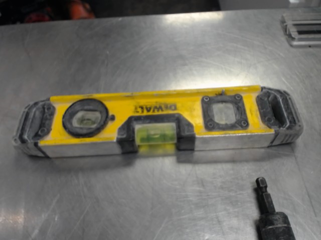 Niveau aimant� dewalt 9po