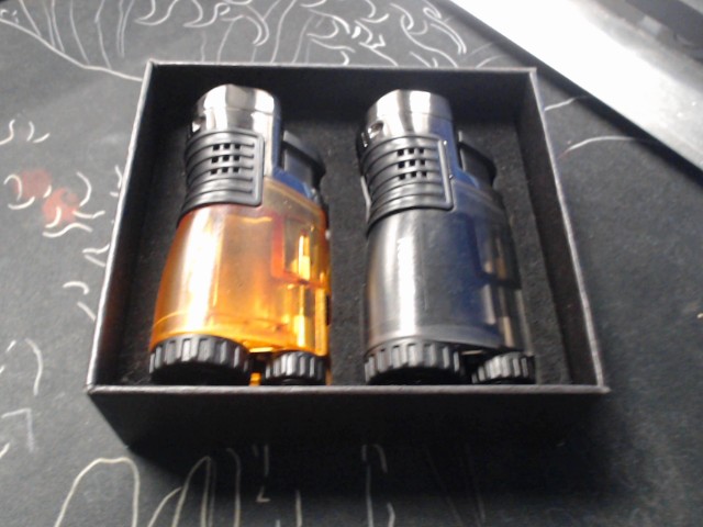 2 briquets ronxs dans boite