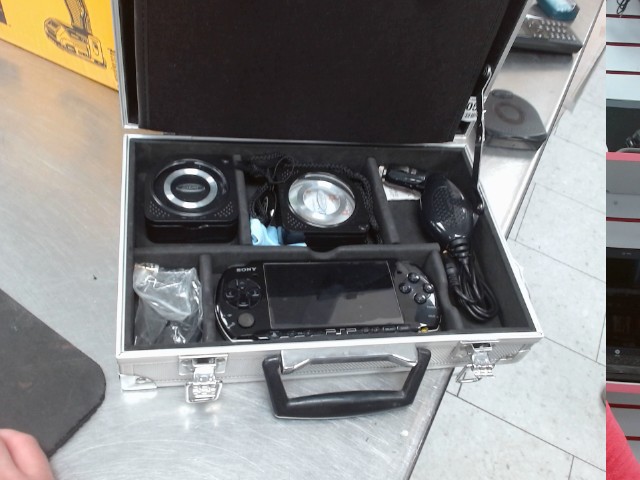 Psp noire avec accessoires et 4 jeux