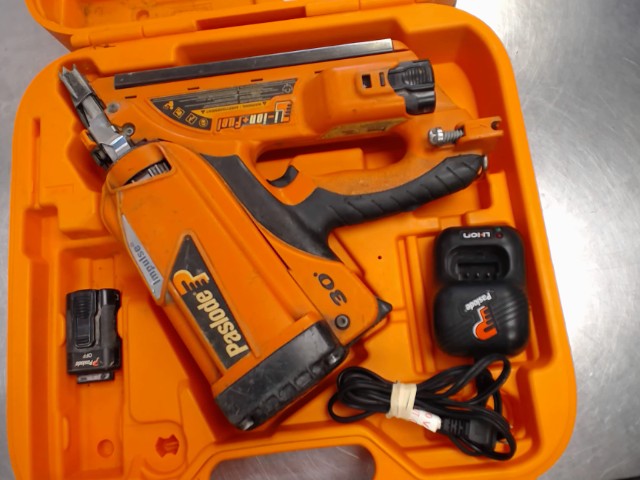 Paslode dans case avec 2batt+charg