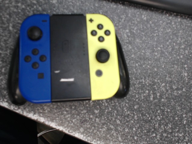 2 switch joycon + grip
