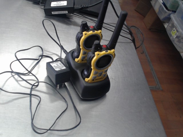 Walkie talkie jaune et noir avec charge