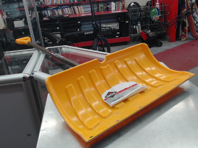 Pelle en plastique jaune