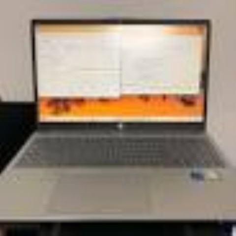 Laptop 8gb intel r 4cpu hdmi + charger