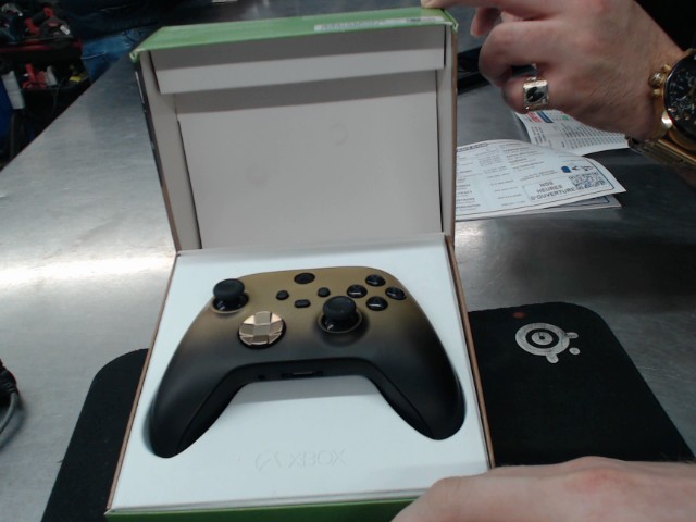 Manette de xbox serie noir et gold