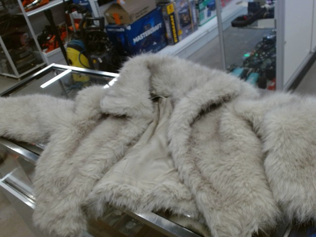 Fourrure blanche aritizia