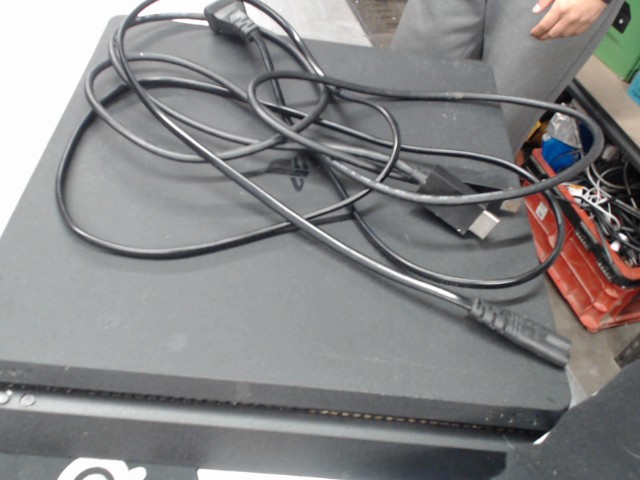 Ps4 slim avec fil sans manette