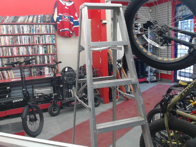 Escabeau de gris en metal