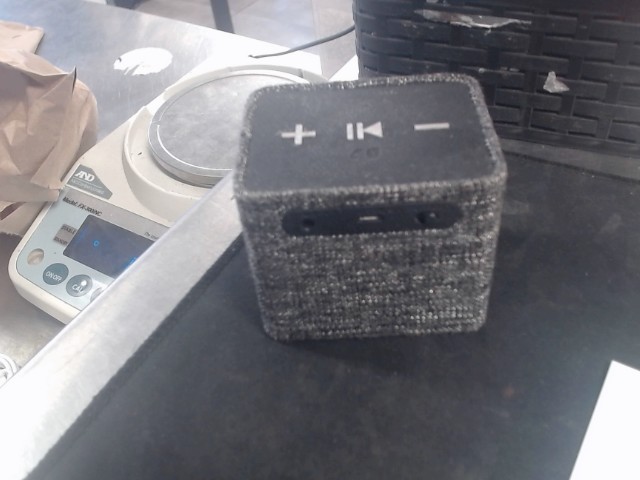 Mini speaker en cube