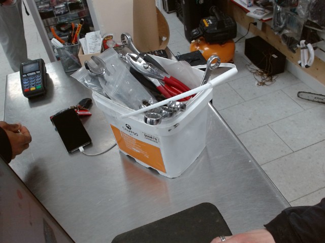 Caisse de lait remplie de clee divers