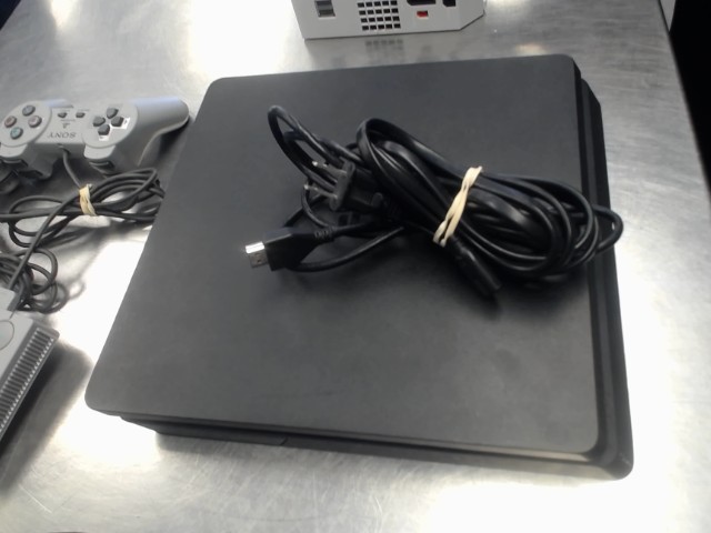 Console ps4 slim fils no man