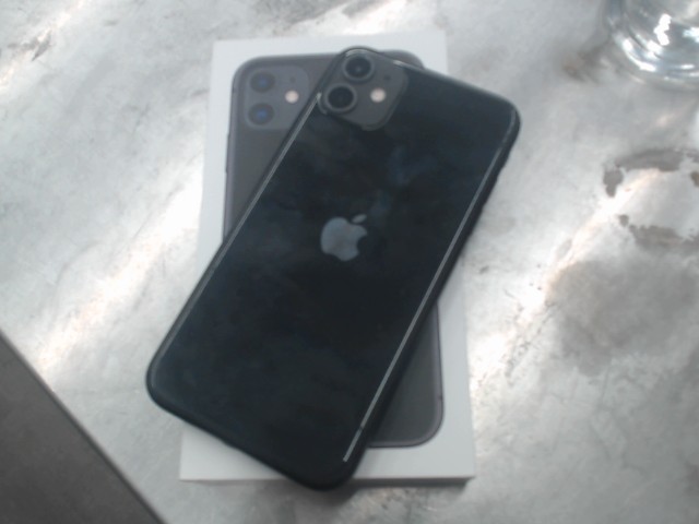 Iphone 11 noir ecran protect 64gb 77%