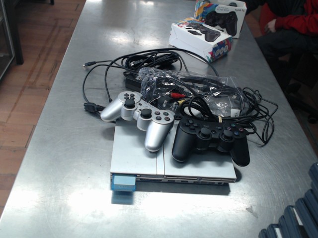 Console + 2 manettes + carte memoire