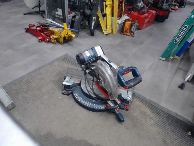 Sliding mitre saw guard briser