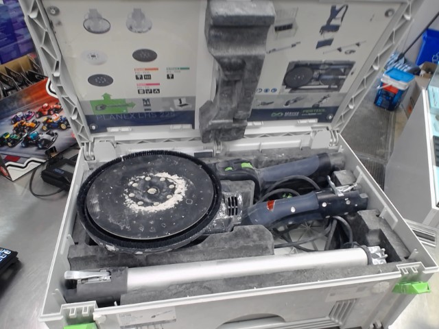 Long reach sander dans boite grise