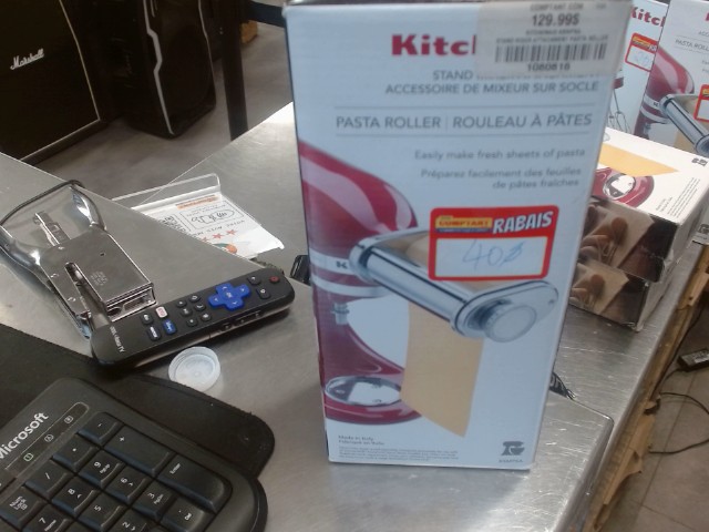 Stand mixer attachment pasta roller