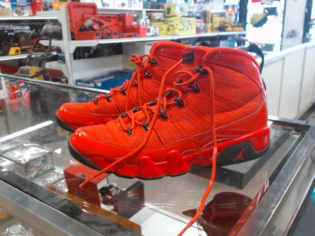 Jordan 9 chile red 2022 size 10.5us