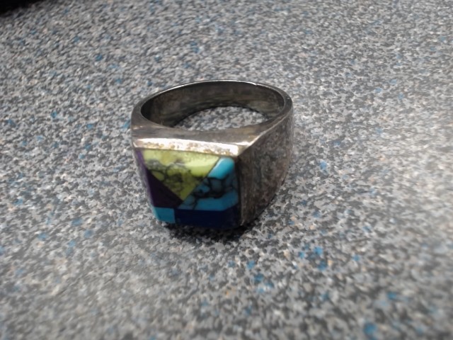 Bague avec carre plein de couleur
