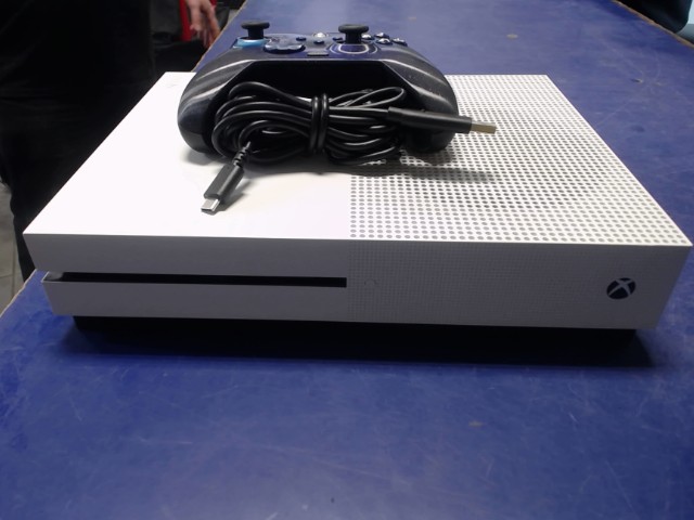 Console avec manette filaire