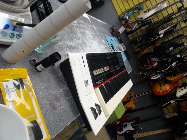 Midi qui a un mixeur et drumpad