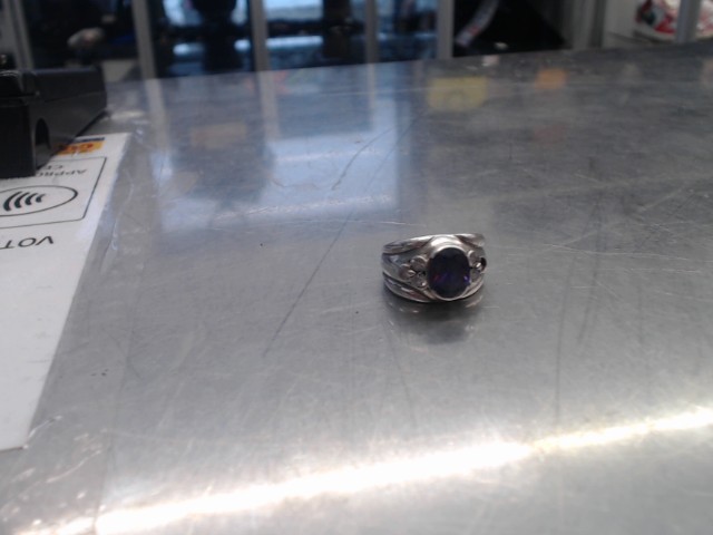 Bague en argent avec pierre mauve