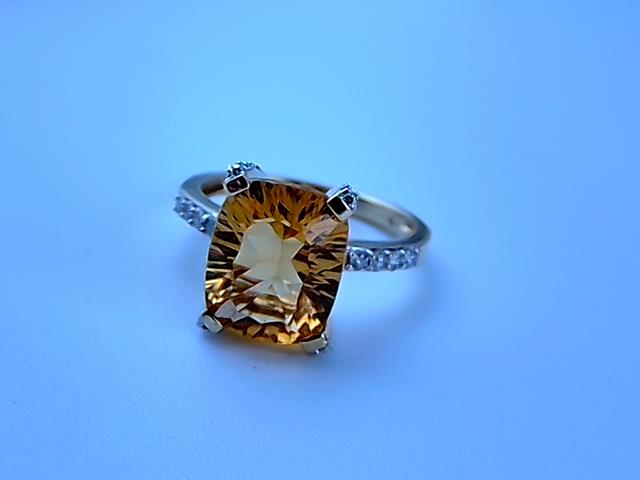BAGUE EN OR 10KT AVEC DIAMANTS 