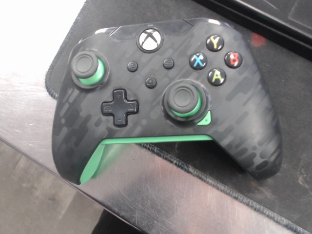 Manette de xbox one vert et noir