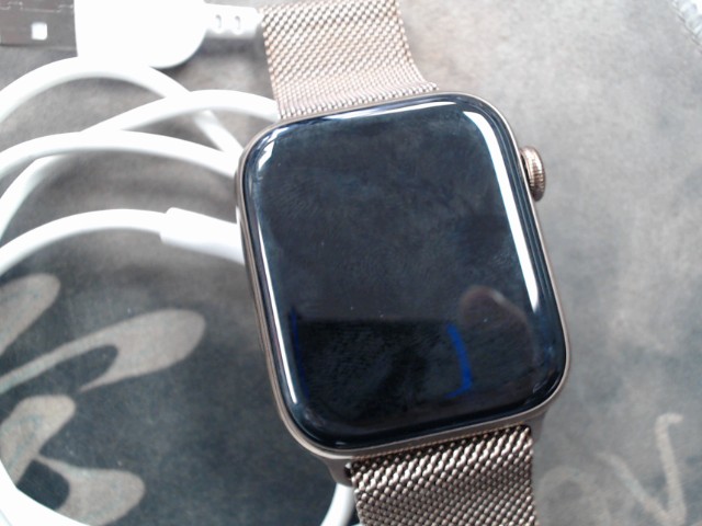 Apple watch serie 4 bracelet dore 44mm