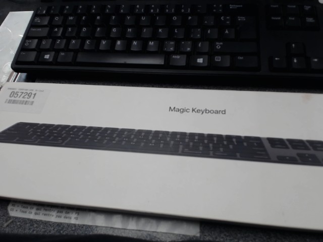 Clavier gris avec boite apple