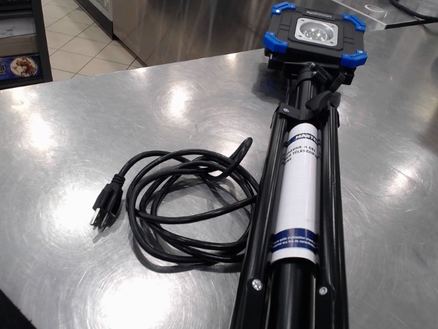 Lampe de travail � del avec tr�pied