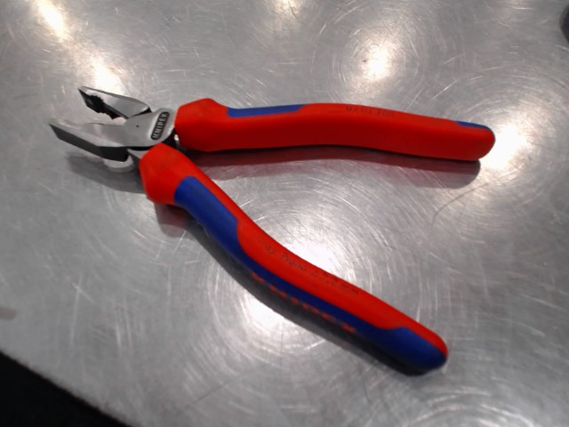 Paire de pince pour electricien