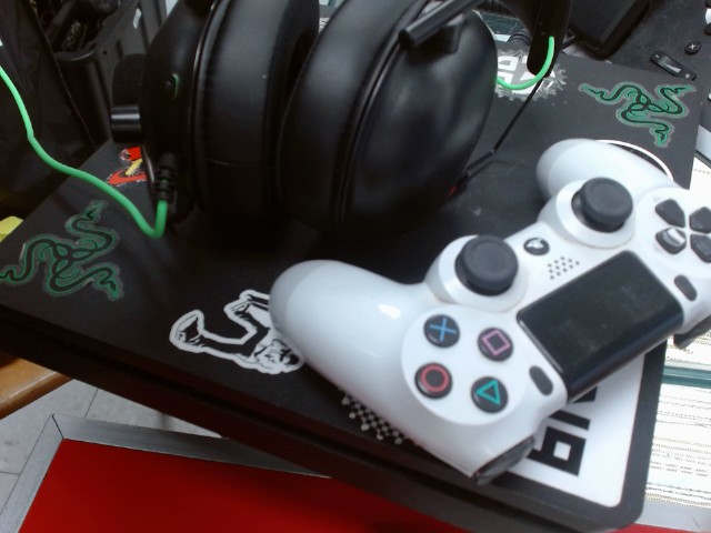 Console ps4 avecdeux manette plus casque