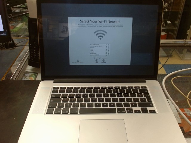 Macbook pro avec case pink et chargeur