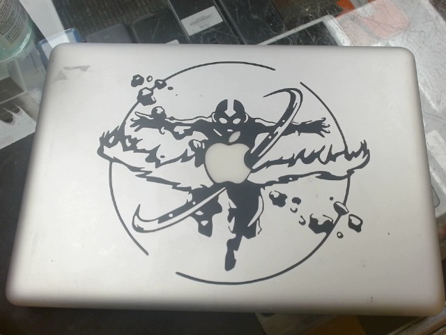 Laptop macbook pro avec colant desus