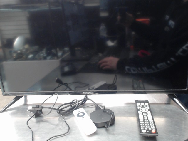 Television avec onn et 2 manette