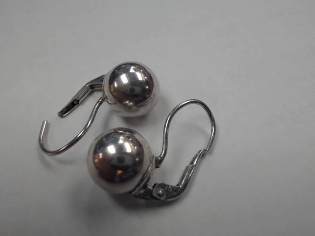 Boucles doreilles en argent avec boules