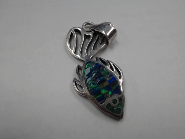 Pendant en shape de poison avec pierre