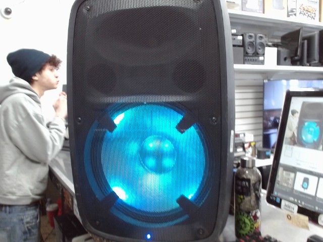 Gros speaker avec fil